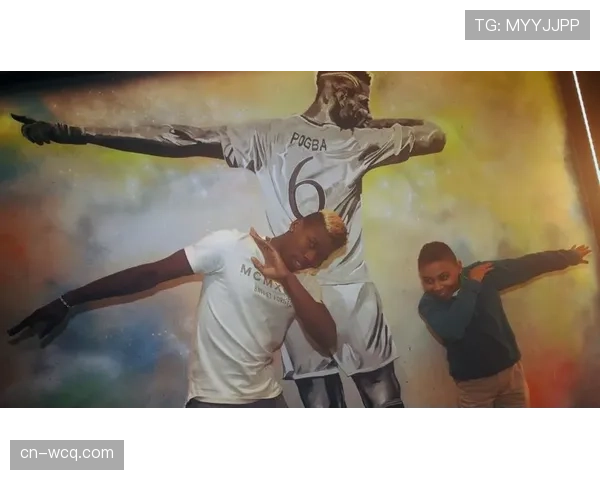 小球迷高举自制标语支持球队,暖心画面在网络广泛传播 小球迷高举自制标语支持球队,暖心画面在网络广泛传播