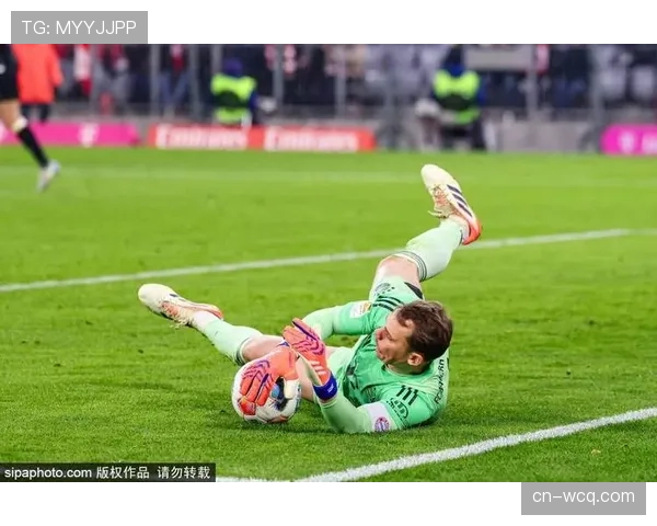 拜仁门将诺伊尔对阵不莱梅中途因小腿受伤被换下，乌尔比希替补登场