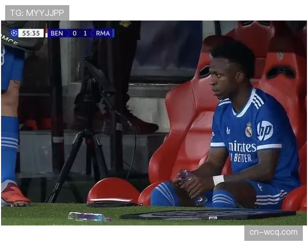 本菲卡球迷持香蕉在皇马奖杯室拍照引争议,被指种族歧视象征 本菲卡球迷持香蕉在皇马奖杯室拍照引争议,被指种族歧视象征