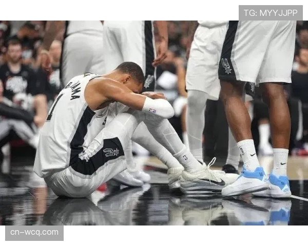 文班亚马脑震荡保护协议触发，马刺中锋次节伤退离场